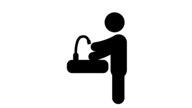 Bir insan lavaboda el yıkama, hijyen, hastalık önleme, temizlik ve düzgün sağlık uygulamalarını korumanın önemini sembolize eder.