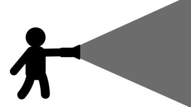 Bir insan karanlıkta el feneri kullanır, aramayı, umudu ve belirsizliğin ortasında yön ve berraklığı sembolize eder.