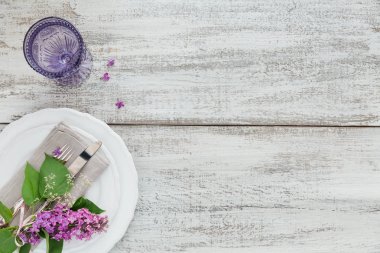 Rustik tablo ayarını hafif ahşap masa üzerinde Eflatun çiçekli. Tatil dekorasyon Provence stili. Romantik bir akşam yemeği. Metin kopyalama yeri olan Üstten Görünüm