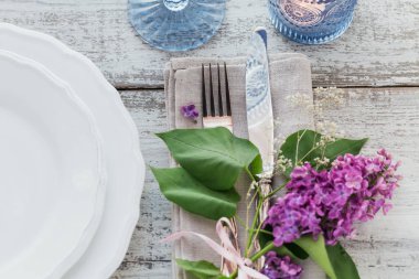 Rustik tablo ayarını hafif ahşap masa üzerinde Eflatun çiçekli. Tatil dekorasyon Provence stili. Romantik bir akşam yemeği.