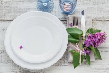 Rustik tablo ayarını hafif ahşap masa üzerinde Eflatun çiçekli. Tatil dekorasyon Provence stili. Romantik bir akşam yemeği.