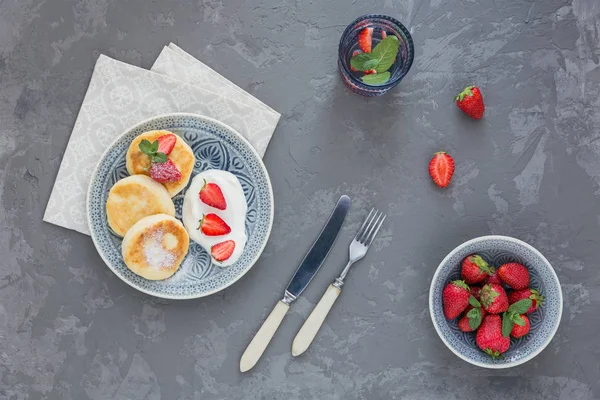 Panqueques Requesón Con Crema Agria Fresas Para Desayuno Almuerzo Sobre —  Fotos de Stock