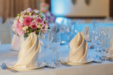 Restoranda masa aranjmanı. Bir olay parti ya da düğün için ayarlanan tablo.