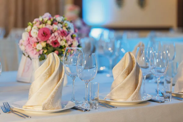 Restoranda masa aranjmanı. Bir olay parti ya da düğün için ayarlanan tablo.