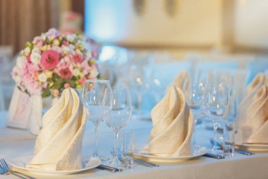 Restoranda masa aranjmanı. Bir olay parti ya da düğün için ayarlanan tablo.