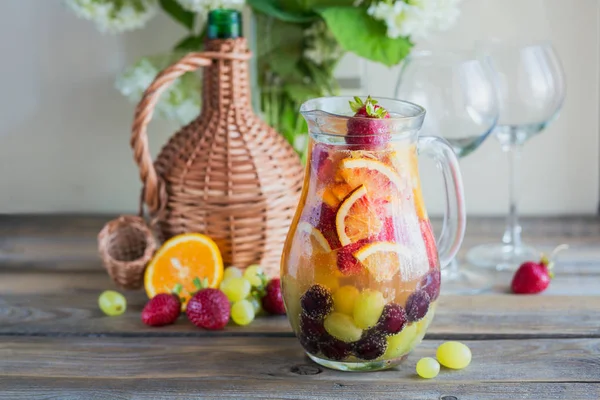 Traditional Summer Drink White Sparkling Wine Sangria Homemade Refreshing Fruit — Stock Photo, Image