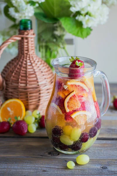 Traditionelles Sommergetränk Weißsekt Sangria Hausgemachte Erfrischende Fruchtsangria Oder Punsch Mit — Stockfoto