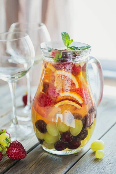 Traditionell Sommaren Dricka Vitt Mousserande Vin Sangria Hemmagjord Uppfriskande Frukt — Stockfoto