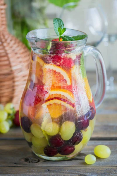 Traditionelles Sommergetränk Weißsekt Sangria Hausgemachte Erfrischende Fruchtsangria Oder Punsch Mit — Stockfoto