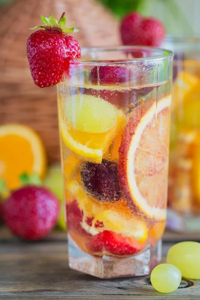 Traditionelles Sommergetränk Weißsekt Sangria Hausgemachte Erfrischende Fruchtsangria Oder Punsch Mit — Stockfoto