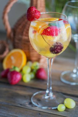 Geleneksel yaz içki beyaz köpüklü şarap sangria. Ev yapımı serinletici meyve sangria veya şampanya, çilek, portakal ve üzüm yumrukla. Portre