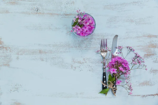 테이블에 시골풍 테이블 설정입니다 프로방스 스타일에 장식입니다 낭만적인 식사입니다 텍스트 — 스톡 사진