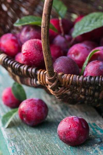 Ciruelas Frescas Con Hojas Sobre Fondo Rústico Mesa Madera Concepto — Foto de Stock