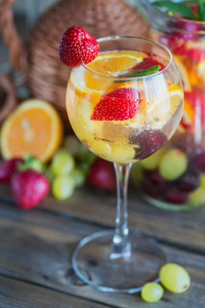 Traditionelles Sommergetränk Weißsekt Sangria Hausgemachte Erfrischende Fruchtsangria Oder Punsch Mit — Stockfoto