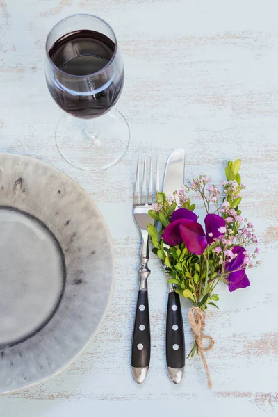 Rustikale Tischdekoration Mit Lila Blumen Und Einem Glas Rotwein Auf — Stockfoto