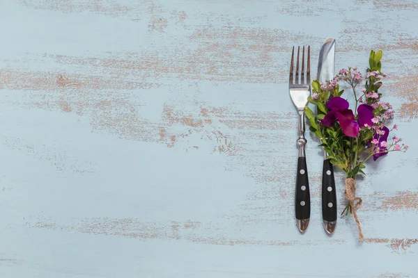 보라색 테이블에 시골풍 테이블 설정입니다 프로방스 스타일에 장식입니다 낭만적인 식사입니다 — 스톡 사진