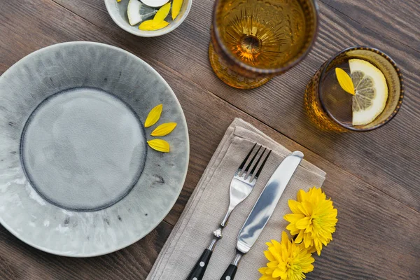 Rustic Table Setting Linen Napkin Cutlery Ceramic Plates Yellow Glasses — Stock Photo, Image