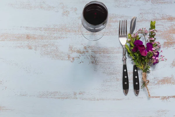 Rustikale Tischdekoration Mit Lila Blumen Und Einem Glas Rotwein Auf — Stockfoto