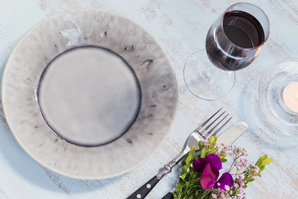 Rustikale Tischdekoration Mit Lila Blumen Kerze Und Einem Glas Rotwein — Stockfoto
