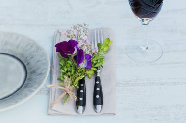 Rustik sofra mor çiçekler ve ahşap masa lambası kırmızı şarap bir bardak. Tatil dekorasyon Provence stili. Romantik bir akşam yemeği. Metin kopyalama yeri olan üstten görünüm