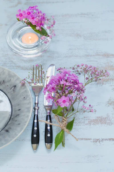 Rustikale Tischdekoration Mit Rosa Blumen Und Kerze Auf Hellem Holztisch — Stockfoto