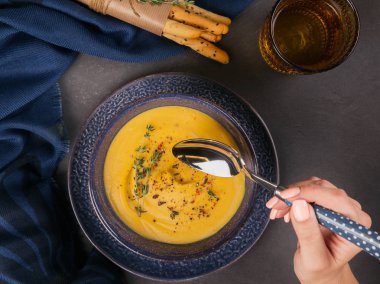 Mavi kase taze ot ile tepesinde kabak çorbası