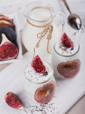 İncir ve chia tohum ile sağlıklı ev yapımı yoğurt cam kavanozlar