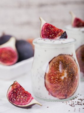 İncir ve chia tohum ile sağlıklı ev yapımı yoğurt cam kavanozlar