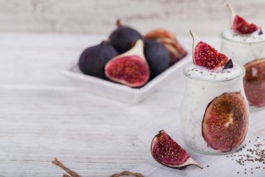 İncir ve chia tohum ile sağlıklı ev yapımı yoğurt cam kavanozlar