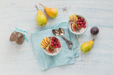 Taze meyve, chia tohum, ahududu ve incir ile güler yüzlü kase