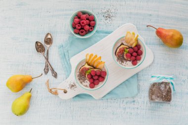 Taze meyve, chia tohum, ahududu ve incir ile güler yüzlü kase