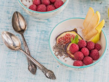 Taze meyve, chia tohum, ahududu ve incir ile güler yüzlü kase