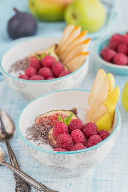 Taze meyve, chia tohum, ahududu ve incir ile güler yüzlü kase
