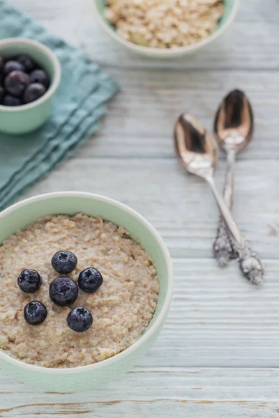 Haferbrei Schüssel Mit Beeren Und Fruchtmarmelade Auf Weißem Holzgrund Gesundes — Stockfoto