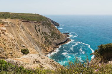 İnanılmaz uçurum kayalar Portekiz Atlantik kıyısında. Deniz kıyısı ve kayalar büyüleyici bir manzara. Seyahat kavramı