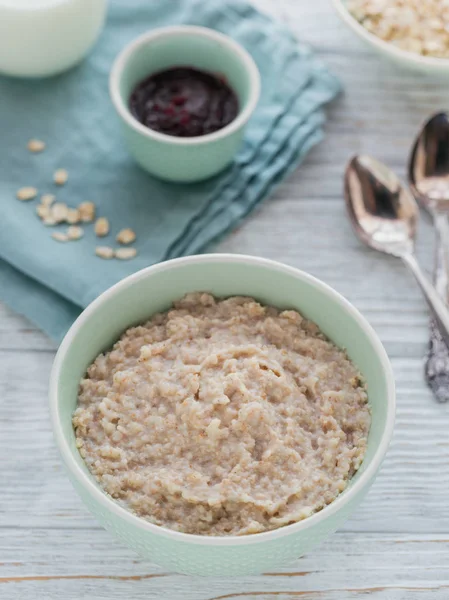 Oatmeal Porridge Bowl Berry Jam White Wooden Background Healthy Nutritious — Stock Photo, Image