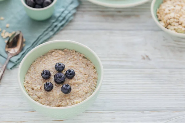 Haferbrei Schüssel Mit Beeren Und Fruchtmarmelade Auf Weißem Holzgrund Gesundes — Stockfoto