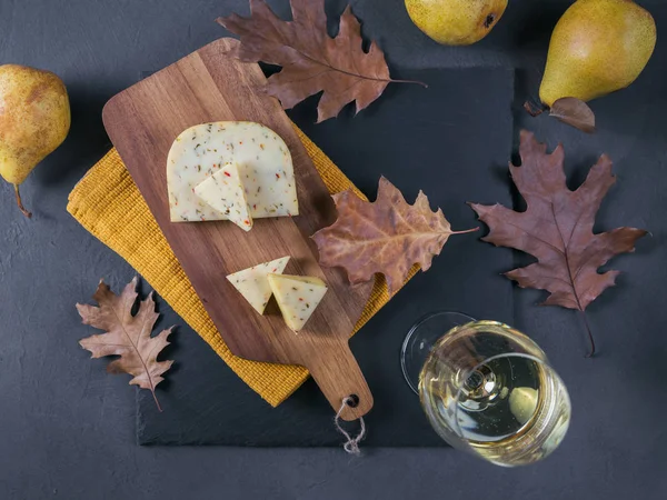 Een Glas Witte Wijn Werd Geserveerd Met Kaas Een Snijplank — Stockfoto
