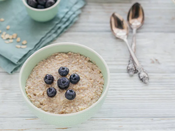 Haferbrei Schüssel Mit Beeren Und Fruchtmarmelade Auf Weißem Holzgrund Gesundes — Stockfoto