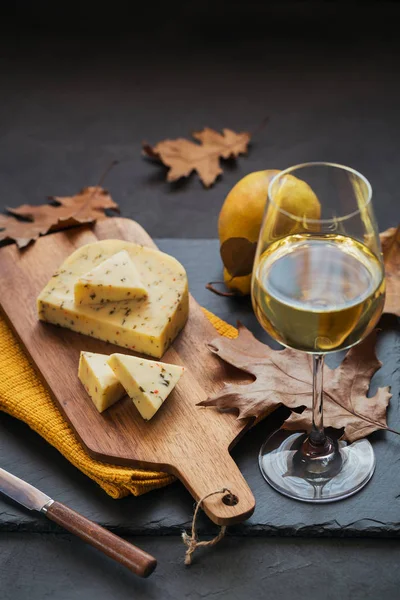 Auf Einem Schneidebrett Vor Dunklem Hintergrund Wurde Ein Glas Weißwein — Stockfoto