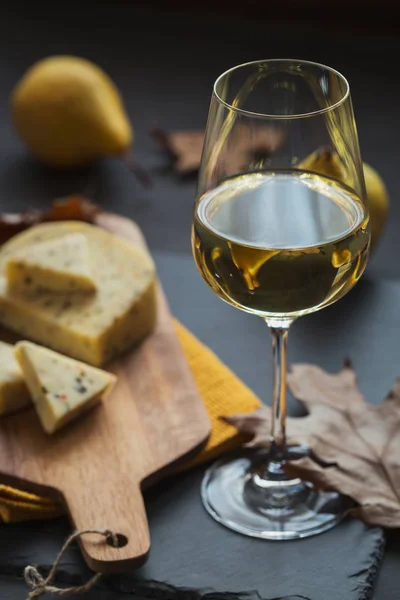 Verre Vin Blanc Été Servi Avec Fromage Dans Une Planche — Photo