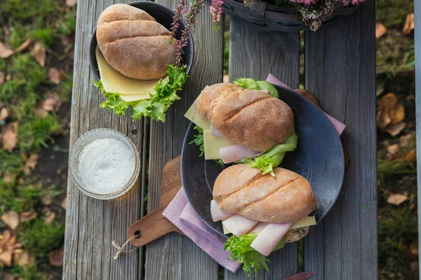 Két Ciabatta Friss Baguette Szendvics Sonka Sajt Saláta Egy Pohár — Stock Fotó