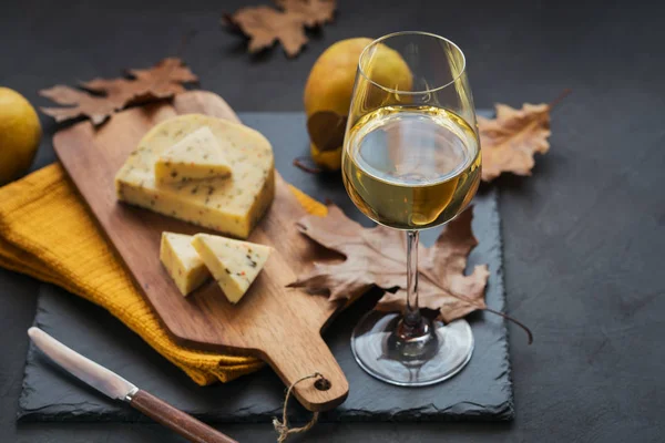 Een Glas Witte Wijn Werd Geserveerd Met Kaas Een Snijplank — Stockfoto