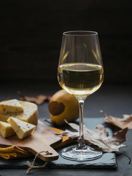 Een Glas Witte Wijn Werd Geserveerd Met Kaas Een Snijplank — Stockfoto