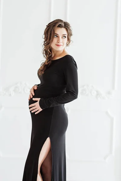 Mujer Embarazada Elegante Lleva Vestido Largo Negro Hermosa Modelo Posando —  Fotos de Stock
