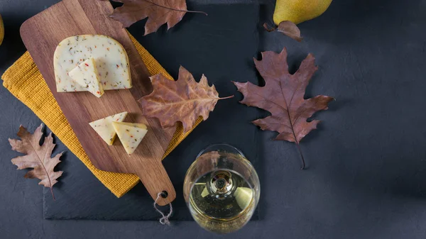 Een Glas Witte Wijn Werd Geserveerd Met Kaas Een Snijplank — Stockfoto