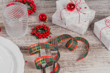 Beyaz ahşap masa üzerinde Noel ve yeni yıl süslemeleri ile kış yer ayarı. Noel yemeği için festival tablo ayarı.