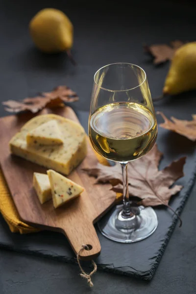 Ένα Ποτήρι Λευκό Κρασί Επιδόθηκε Τυρί Μια Κοπή Του Σκάφους — Φωτογραφία Αρχείου