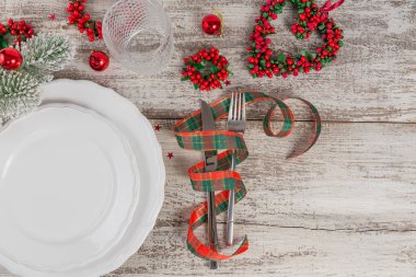 Beyaz ahşap masa üzerinde Noel ve yeni yıl süslemeleri ile kış yer ayarı. Noel yemeği için festival tablo ayarı. Metin kopyalama yeri olan üstten görünüm