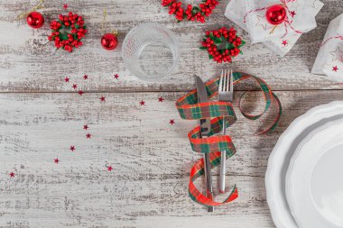 Beyaz ahşap masa üzerinde Noel ve yeni yıl süslemeleri ile kış yer ayarı. Noel yemeği için festival tablo ayarı. Düz metin için kopya yer ile göklere